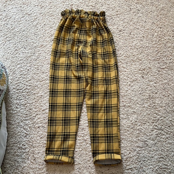 High waisted yellow and black plaid belted pants - Picture 4 of 4